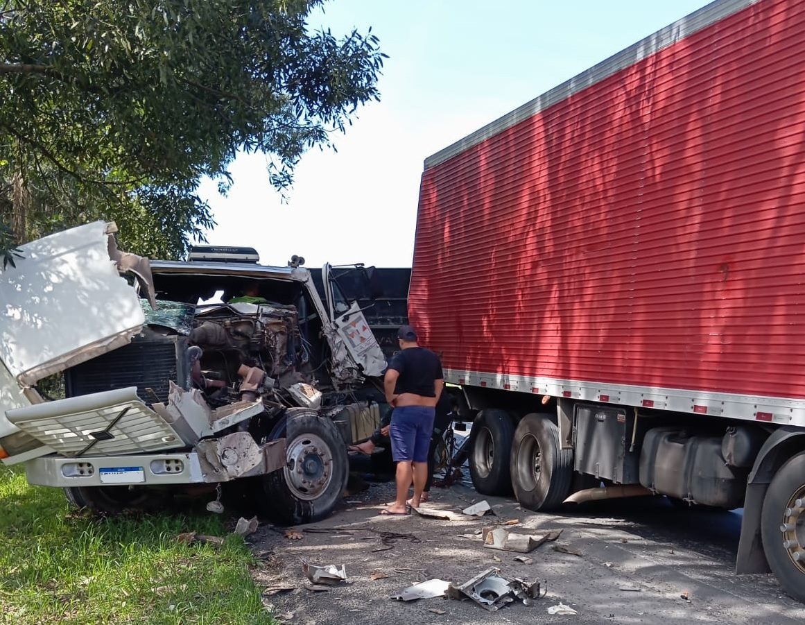 Grave acidente é registrado na BR-476 entre dois caminhões