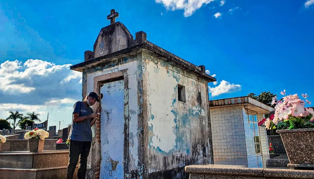 Homem ganha casa após 15 anos dormindo em sepultura no Paraná