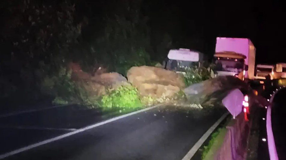 Queda de barreira interdita totalmente BR-277 entre Curitiba e o litoral do Paraná