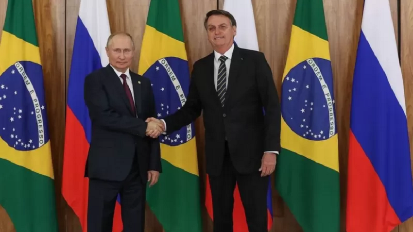 Bolsonaro viaja para Rússia e trata de assuntos relativos ao Brasil com Putin