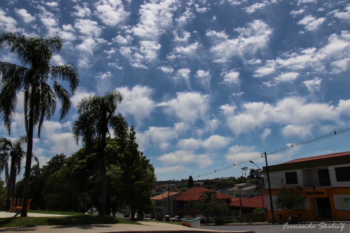 Fotógrafa registra nuvens raras de “água-viva” em Rio Azul; confira as fotos