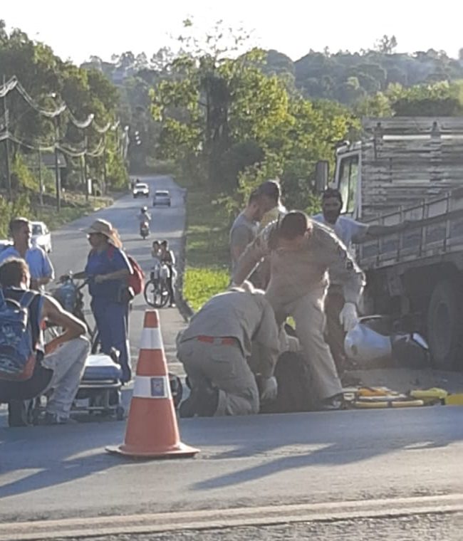 Colisão entre motocicleta e caminhão deixa um ferido
