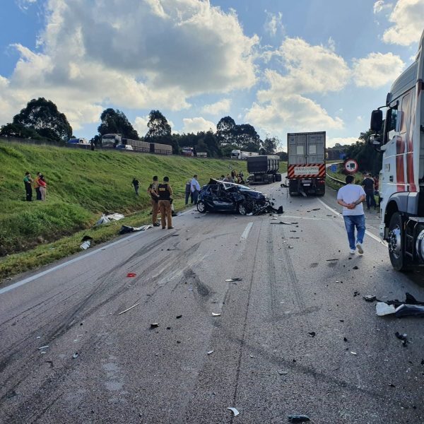 Engavetamento entre 6 veículos deixa 4 feridos na BR-277