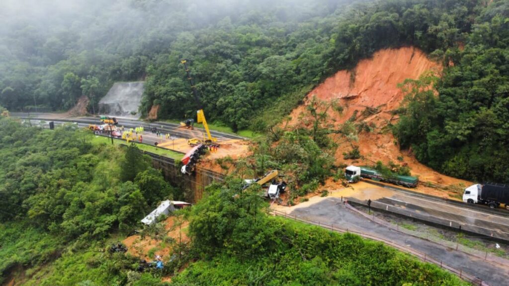 Imagens do local do deslizamento de terra em Guaratuba mostram a proporção do desastre