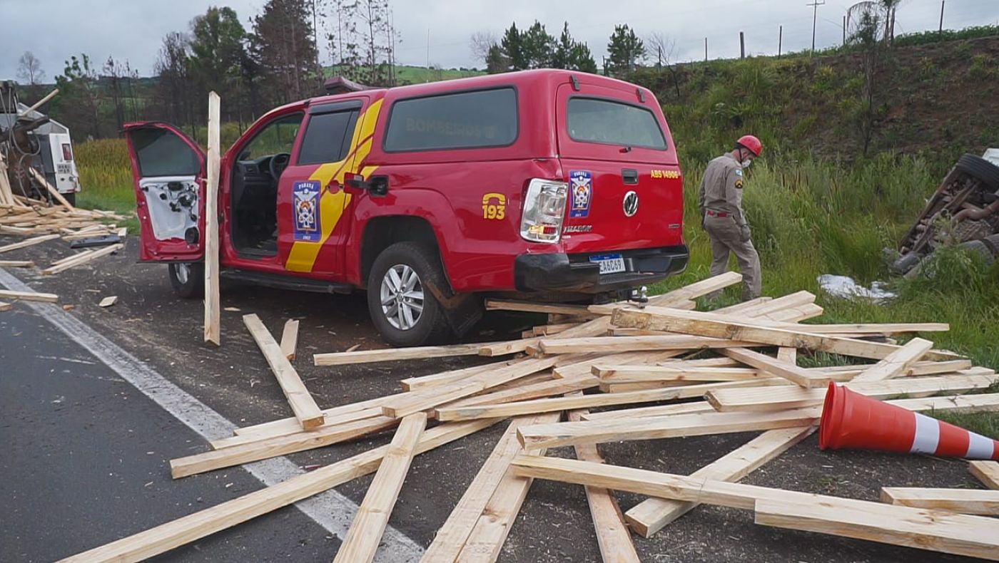 Caminhão desgovernado atropela viaturas dos Bombeiros em rodovia