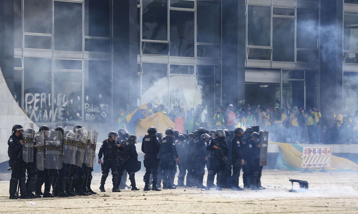 Moraes proíbe a entrada de ônibus com manifestantes no DF e afasta governador