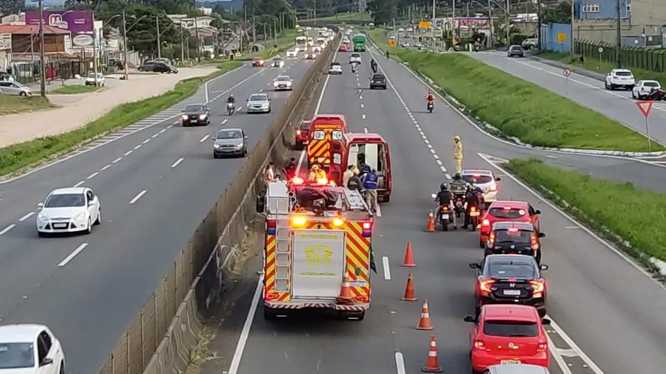 Casal a bordo de motocicleta bate contra mureta após ser ‘fechado’ por veículo na BR-277