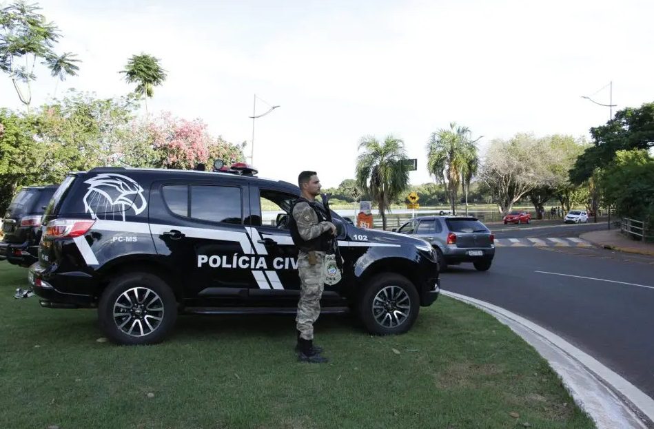 Jovem que colocou fogo na namorada após matar com golpe de lajota é preso no Paraná