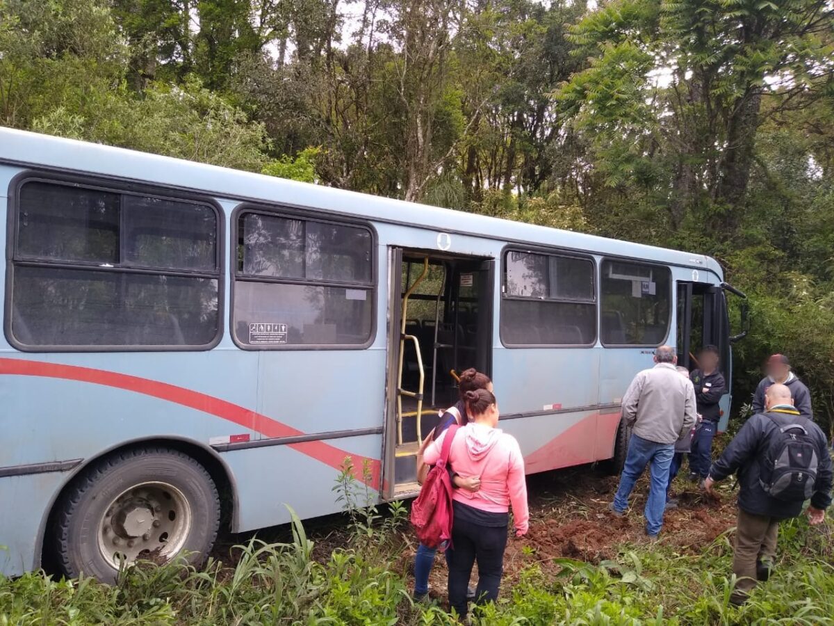 Ônibus de empresa, com aproximadamente 40 pessoas, saiu fora da pista em Três Barras