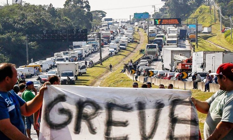 Greve nacional dos caminhoneiros segue prevista para domingo