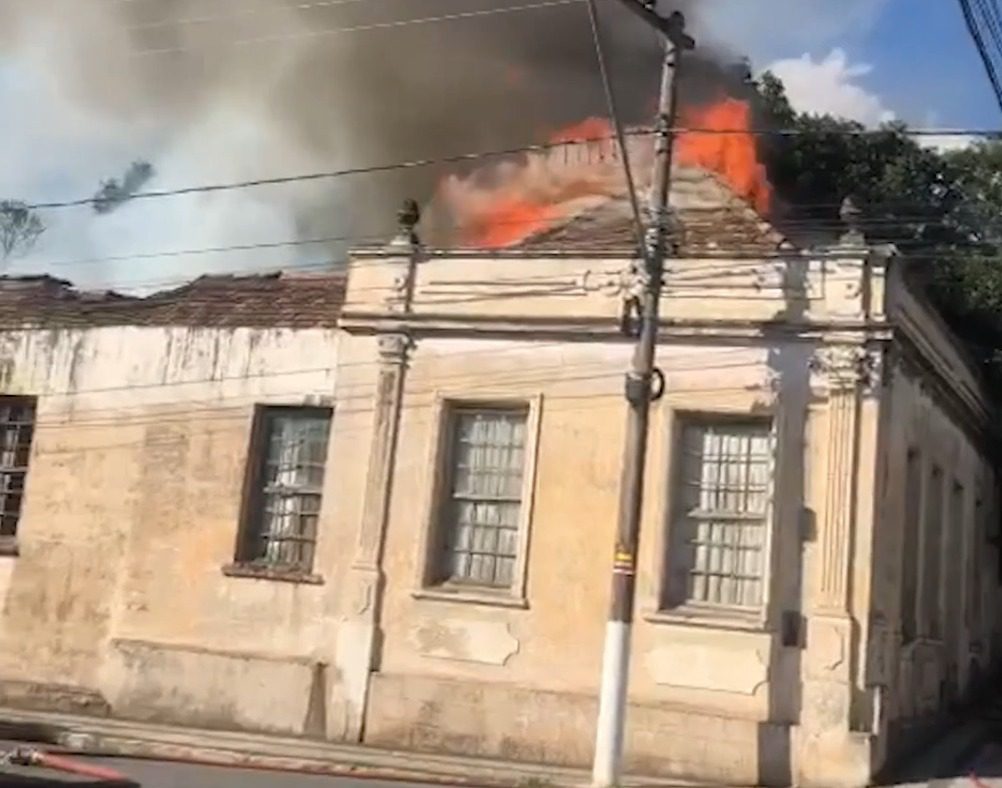 Incêndio de grandes proporções em casarão dura 5h e idoso é resgatado