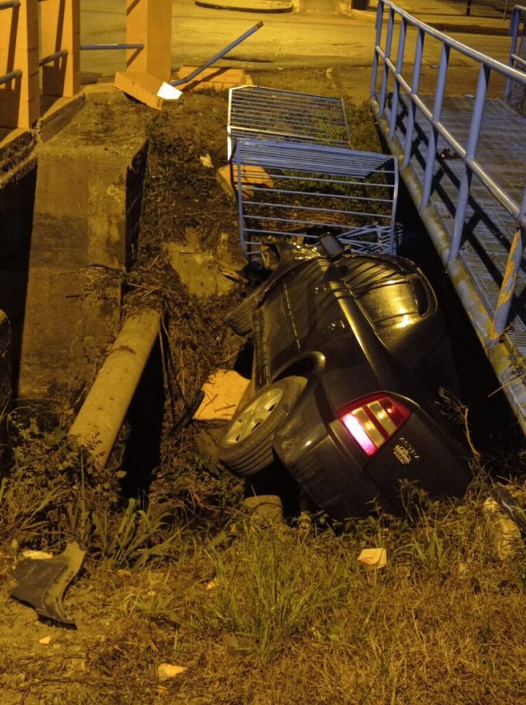 Motorista perde o controle da direção e o carro cai no rio Canoas em São Mateus do Sul