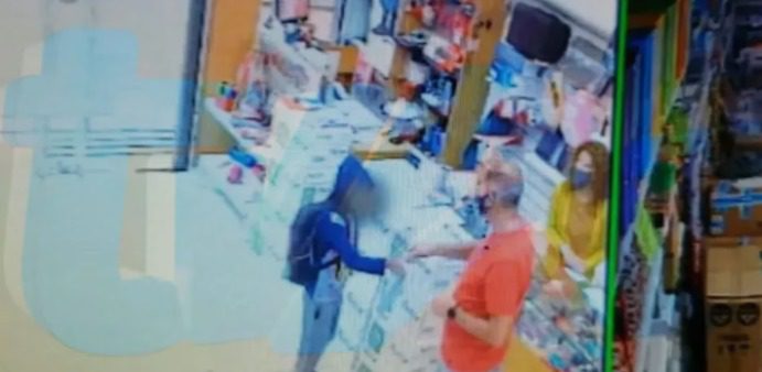 Menino entra em livraria, pede lápis para conseguir estudar e ganha sacola com materiais escolares