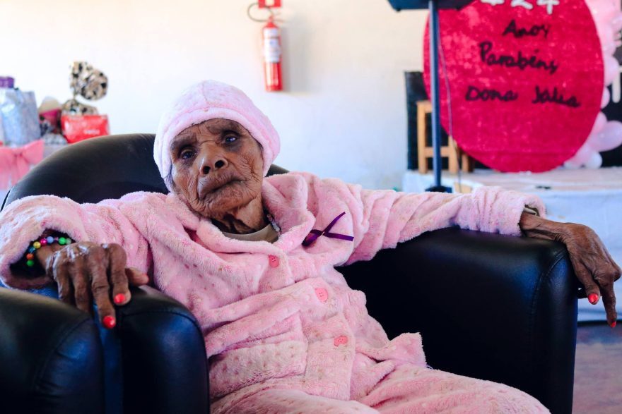 Dona Júlia completa 124 anos de vida e ganha festa de aniversário no Paraná