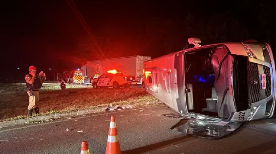 Acidente entre carro e ônibus deixa 13 pessoas feridas na PR-151