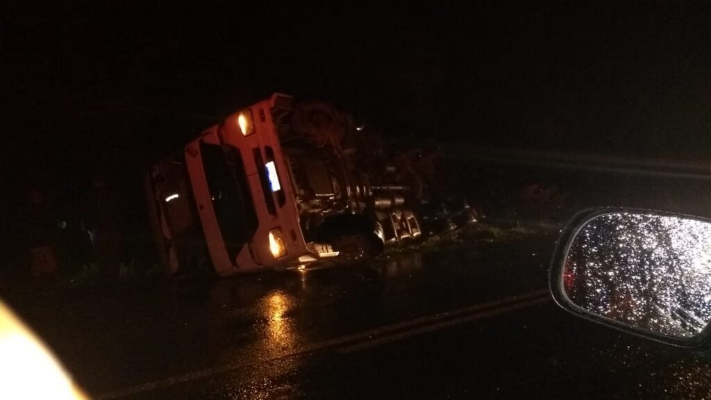 Caminhão tomba na PR 151 em São João do Triunfo