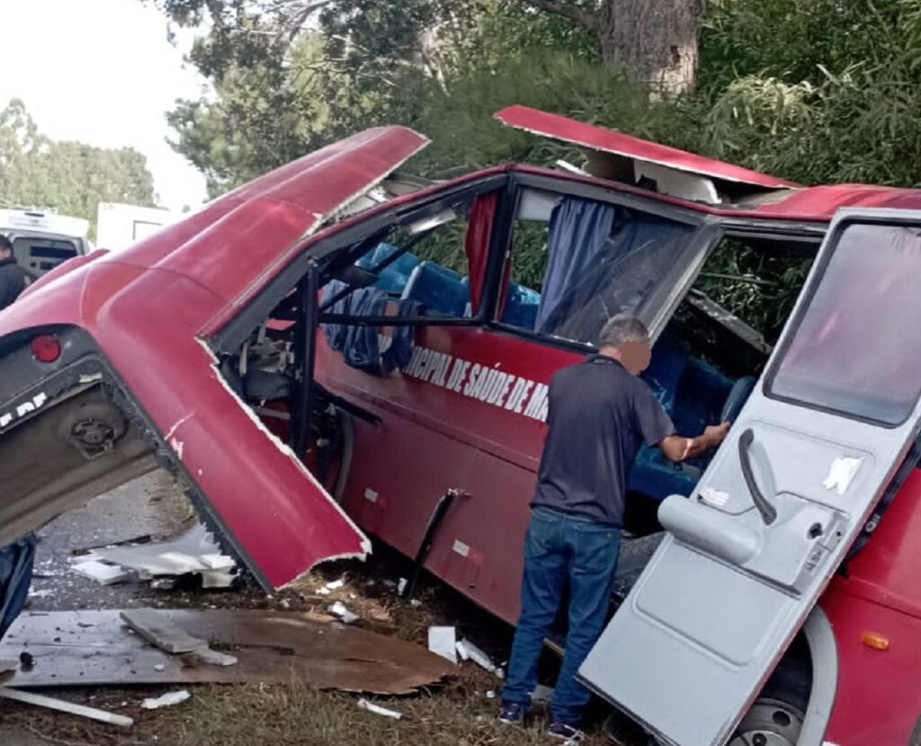 Grave acidente na BR-153 envolve ônibus da saúde da prefeitura de Mallet