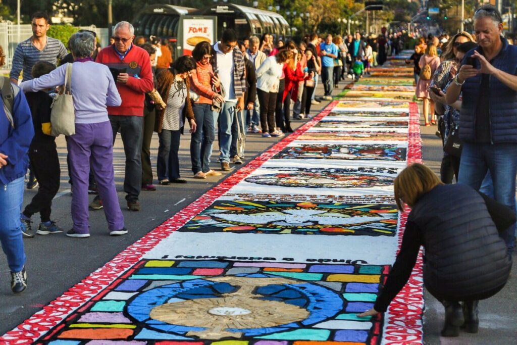 Tapetes tradicionais colorem ruas do Paraná no Corpus Christi