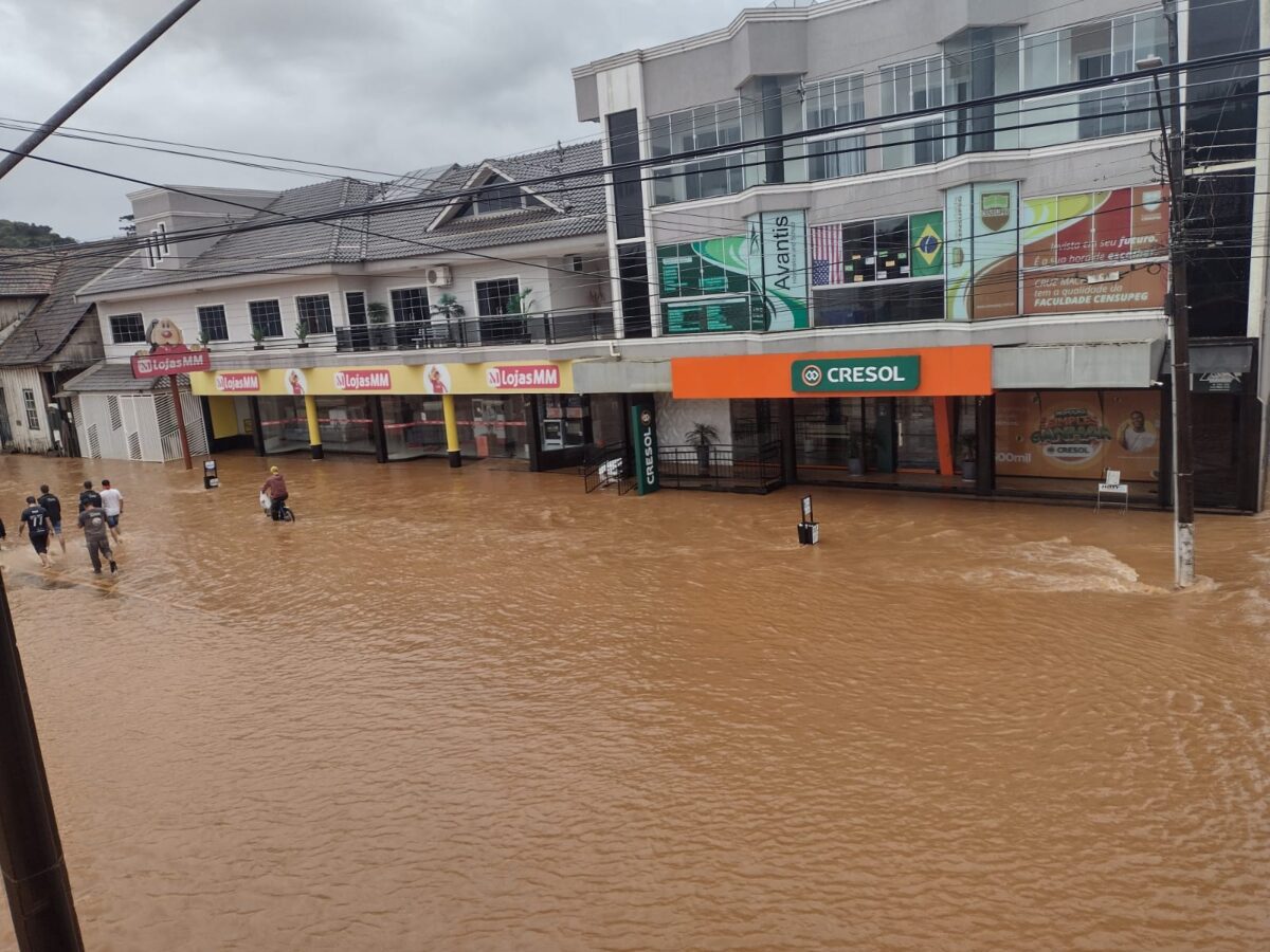 Chuva causa alagamentos em Cruz Machado