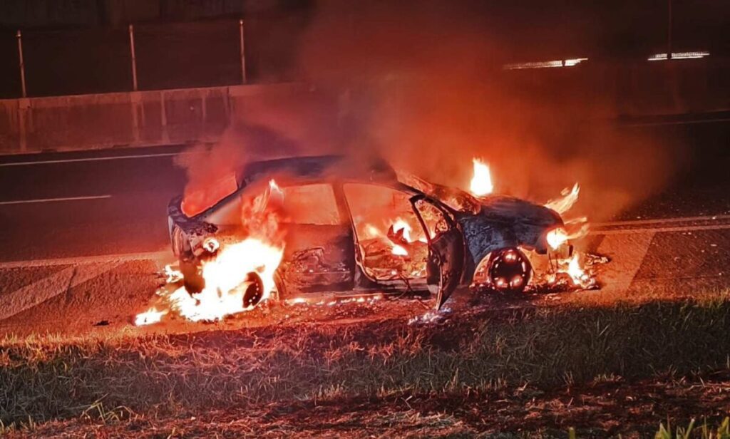 Carro recém-comprado é destruído por incêndio após pane elétrica na BR-277