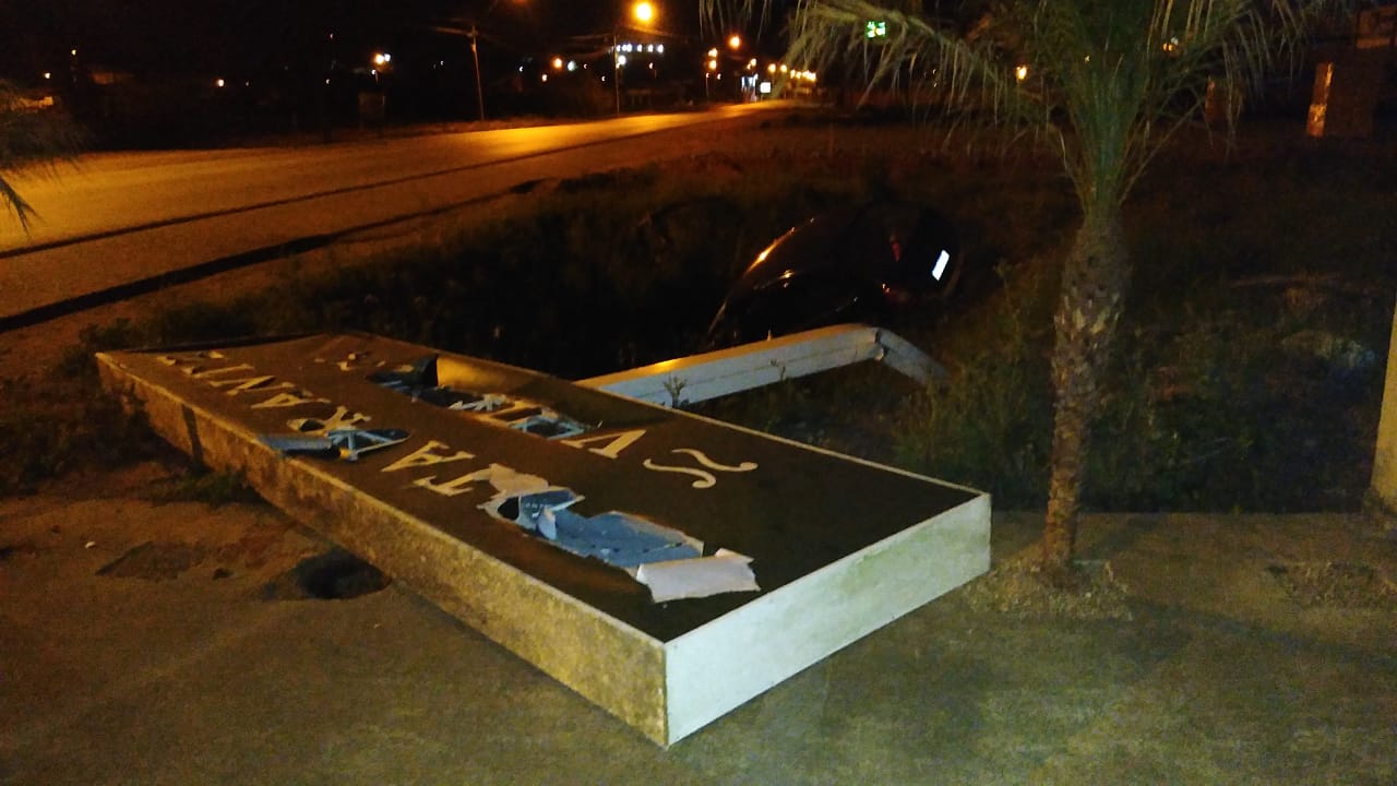 Carro se choca com placa  de restaurante na passagem da BR em São Mateus do Sul