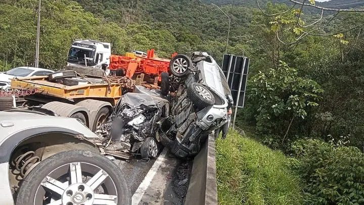 VÍDEO: câmera registra acidente e engavetamento de 15 veículos na BR-376