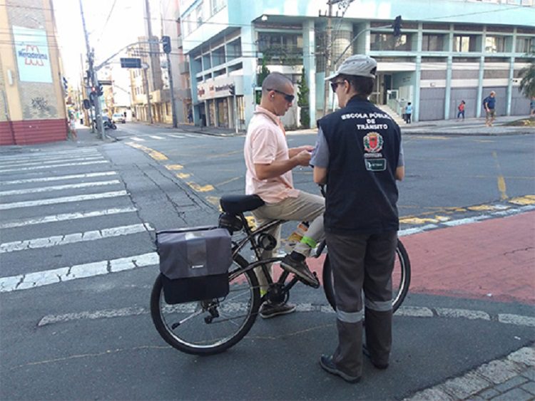 Pedestres e ciclistas poderão ser multados, mas órgãos de trânsito ainda não sabem como