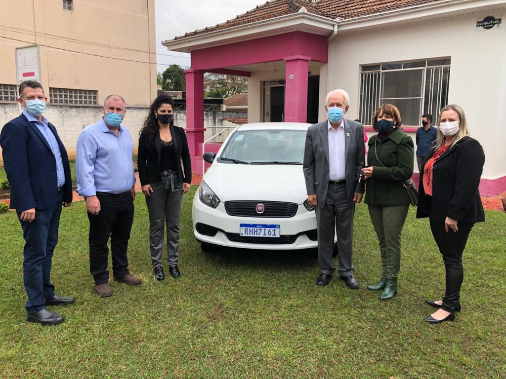 Ao lado do vice-governador Darci Piana deputado estadual Emerson Bacil realiza entrega de um veículo para a Anapci