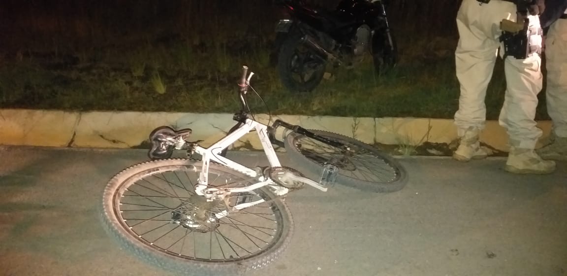 Motociclista perde controle e  atinge ciclista no acostamento  da BR 476 em São Mateus do Sul