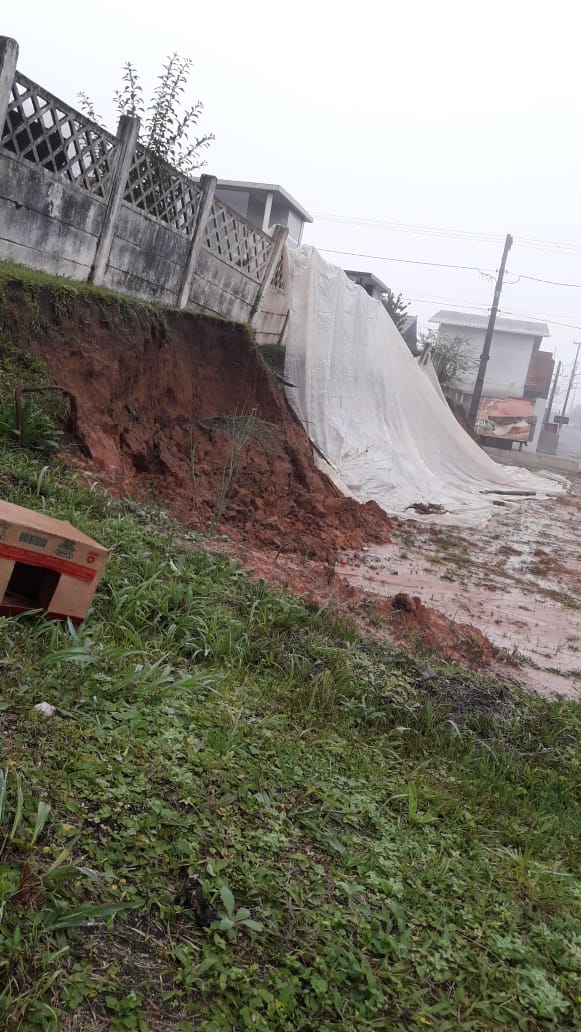 Situação alarmante do cemitério municipal de São João do Triunfo deixa os moradores apreensivos.