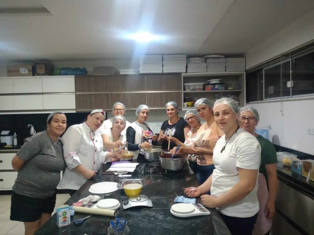 Gratidão em ação: alunas celebram conclusão de curso de confeitaria com homenagem especial