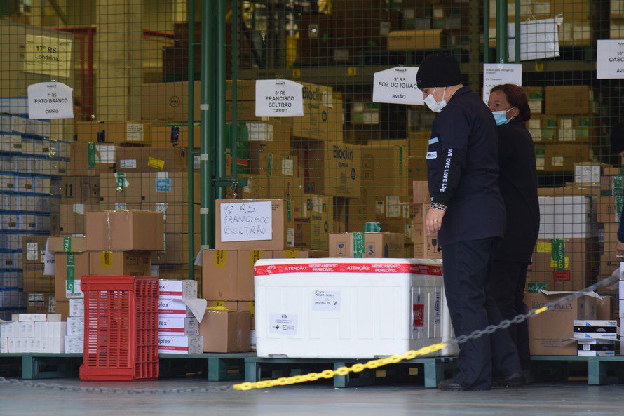 Mais de meio milhão de vacinas serão distribuídas nesta sexta-feira (27), no Paraná