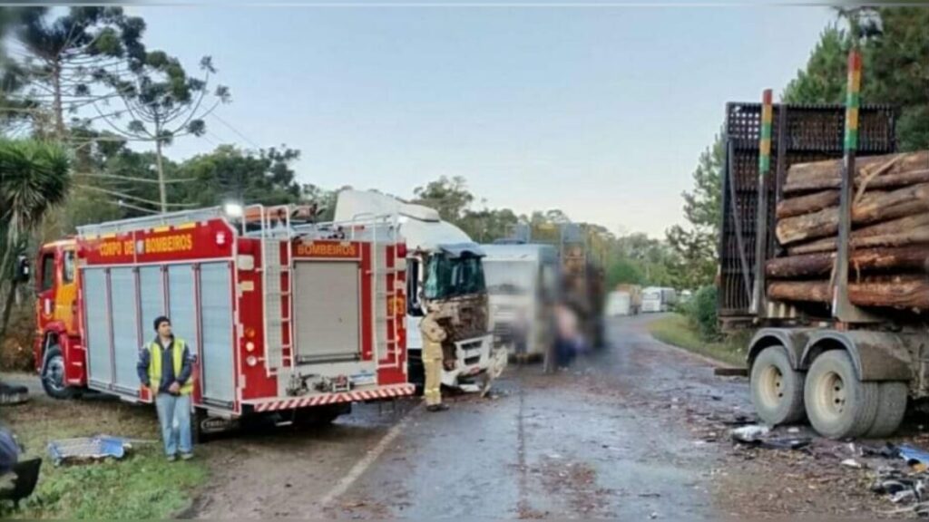 Acidente entre caminhões em Rio Azul deixa duas pessoas feridas