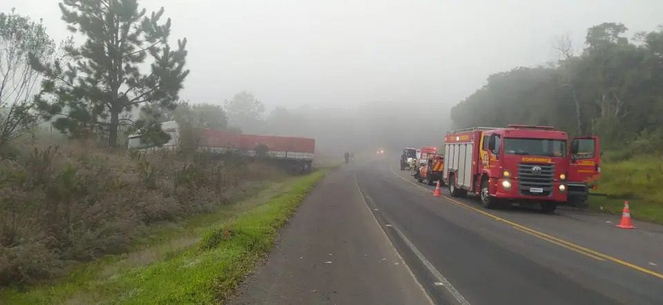 Grave acidente entre carro e dois caminhões deixa um morto na BR-153