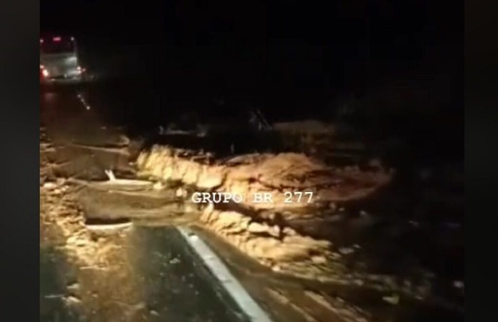 Deslizamento de terra soterra veículos na Serra de Guaratuba com bloqueio de pista