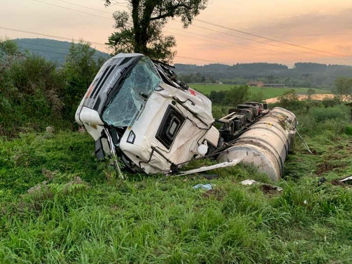 Caminhão fica destruído em grave acidente na BR-476 em União da Vitória