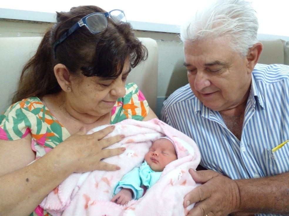 Aos 60 anos, mulher realiza sonho e dá à luz segunda filha no interior de SP: ‘Promessa de Deus’