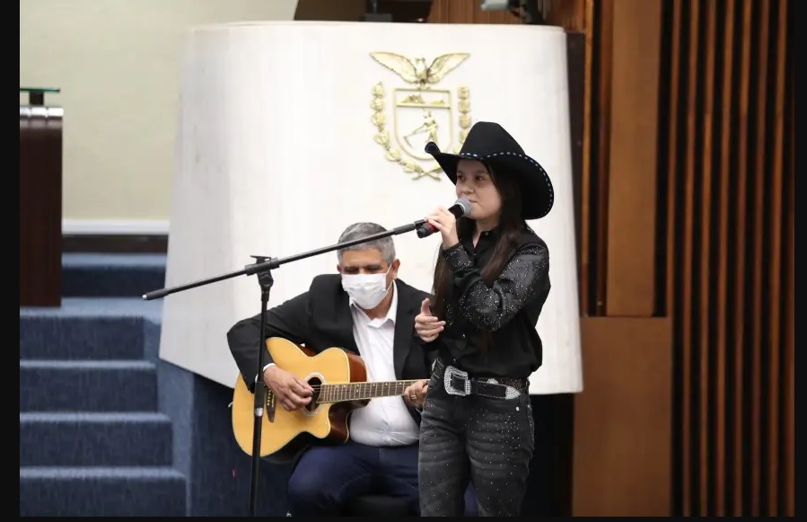 Maria Victória, finalista do The Voice Kids, recebe homenagem na Assembleia Legislativa