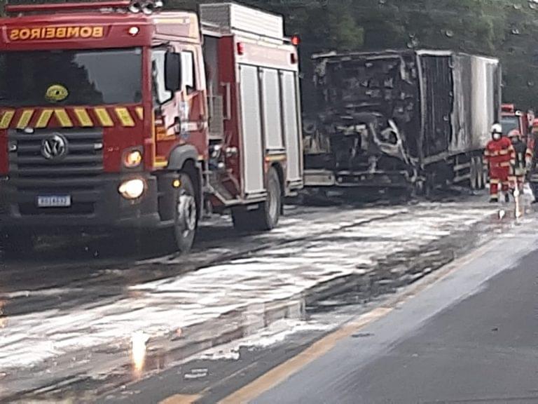 Incêndio destrói caminhão na BR-476