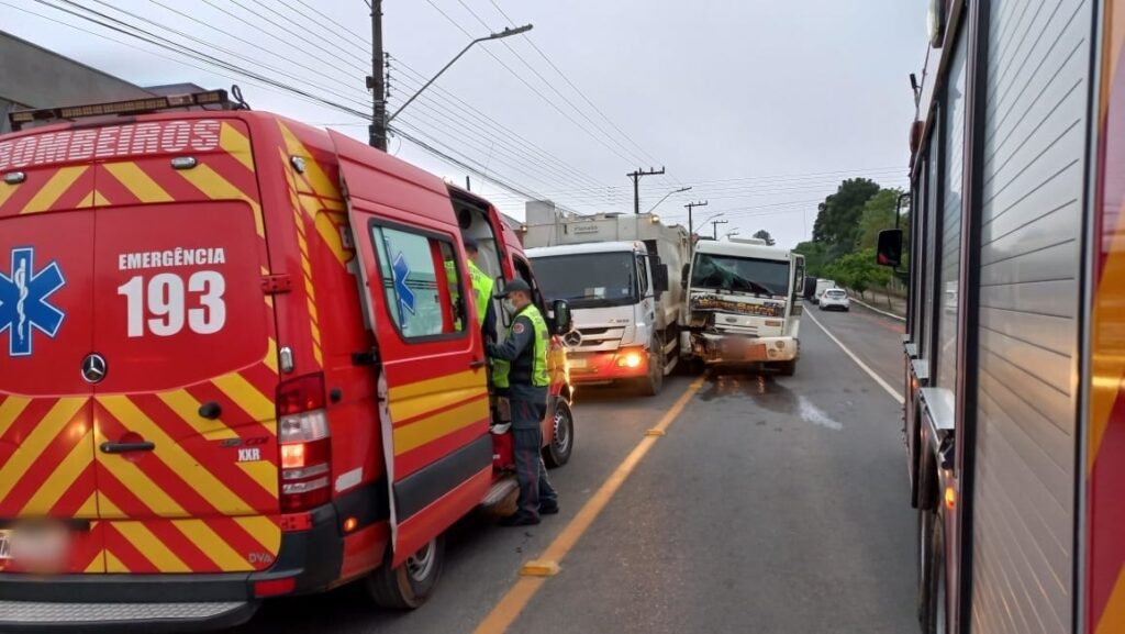 Caminhão de combustível bate em traseira de veículo coletor de lixo em Canoinhas