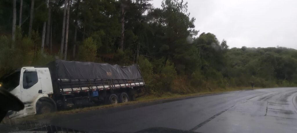 Caminhão sai da pista na PR-151 em São João do Triunfo