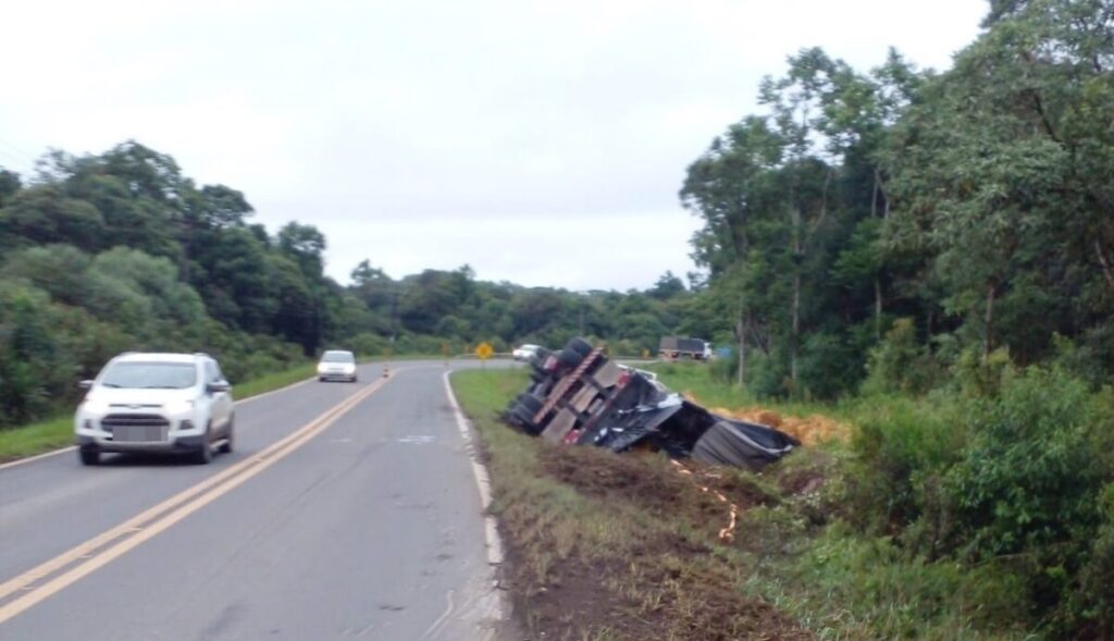 Carreta carregada de fumo tomba em Mallet, na BR-153