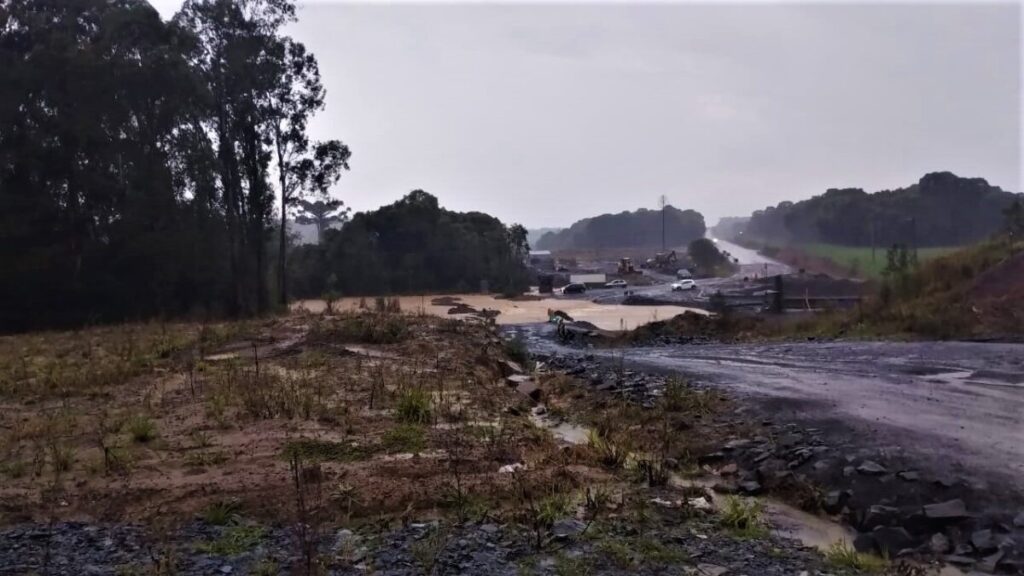 VÍDEO: atenção, PR-364 que liga São Mateus do Sul a Irati está interditada