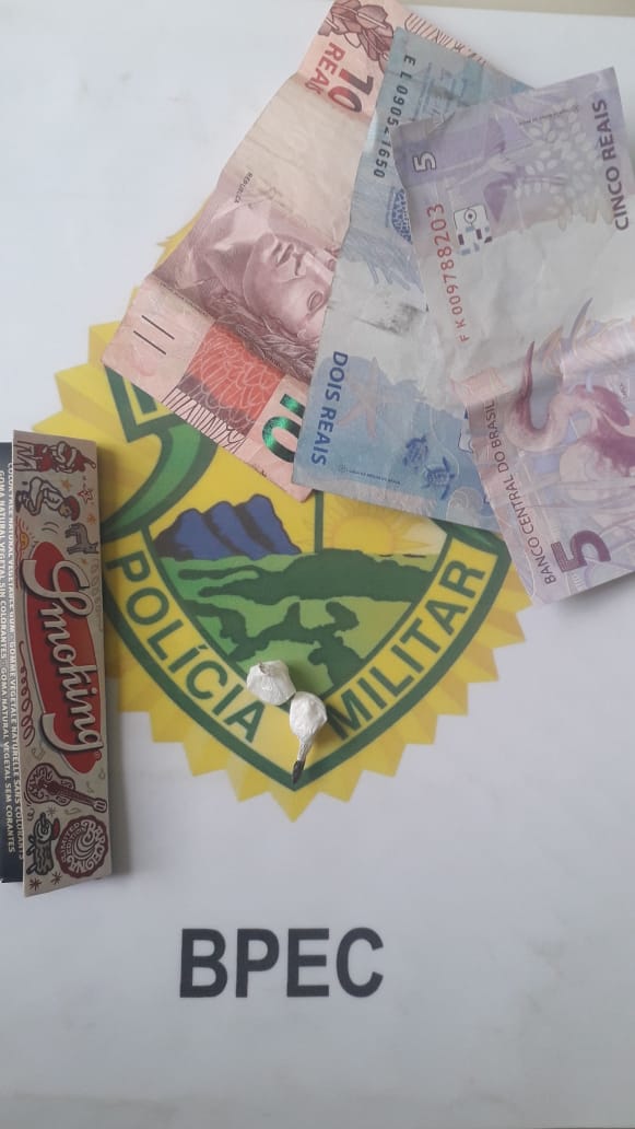 BPEC aborda rapaz próximo a colégio em posse de cocaína