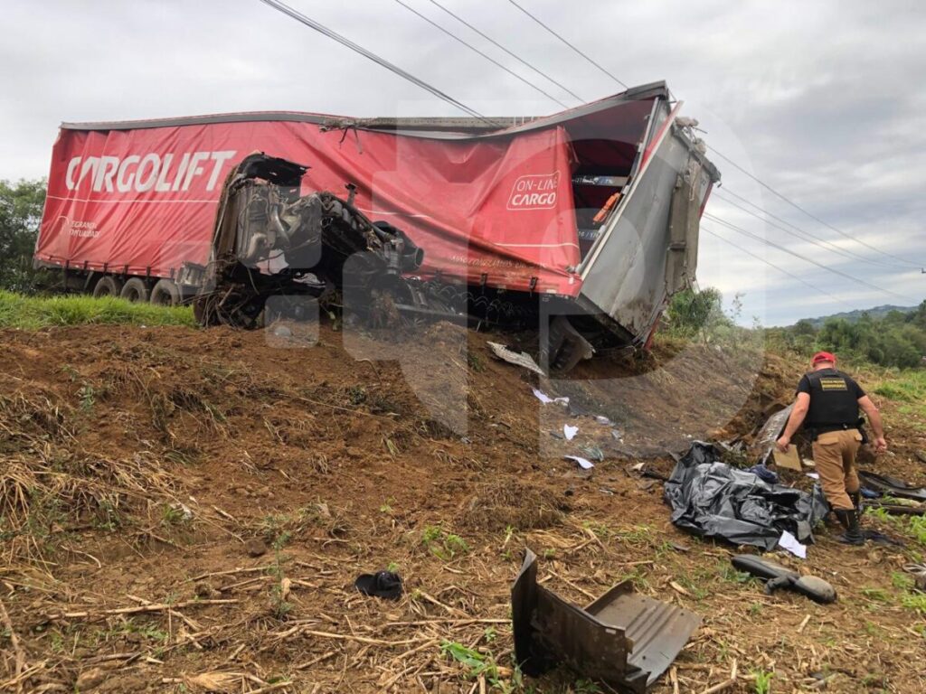 Grave acidente na PR-151: motorista morre após caminhão tombar em São Mateus do Sul