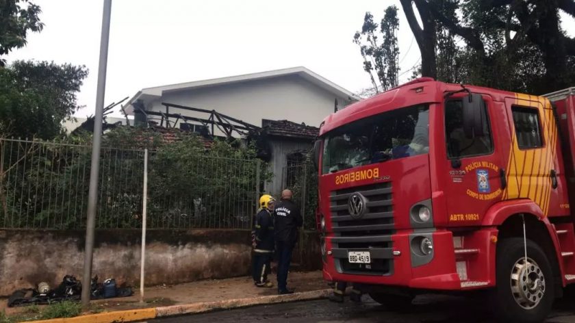 Idoso acamado morre carbonizado em incêndio no PR; irmã não conseguiu tirá-lo da casa