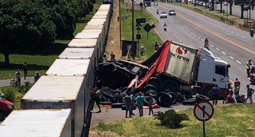 Trem bate em caminhão no norte do Paraná