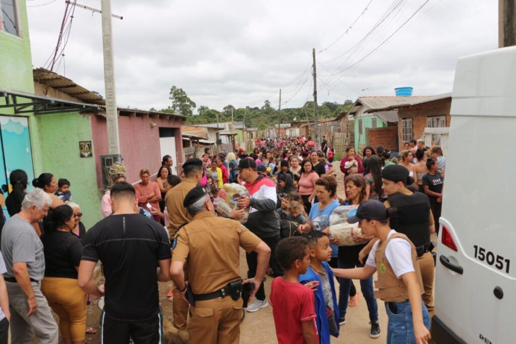 PMPR distribui mais de duas toneladas de alimentos e 1,2 mil brinquedos para crianças