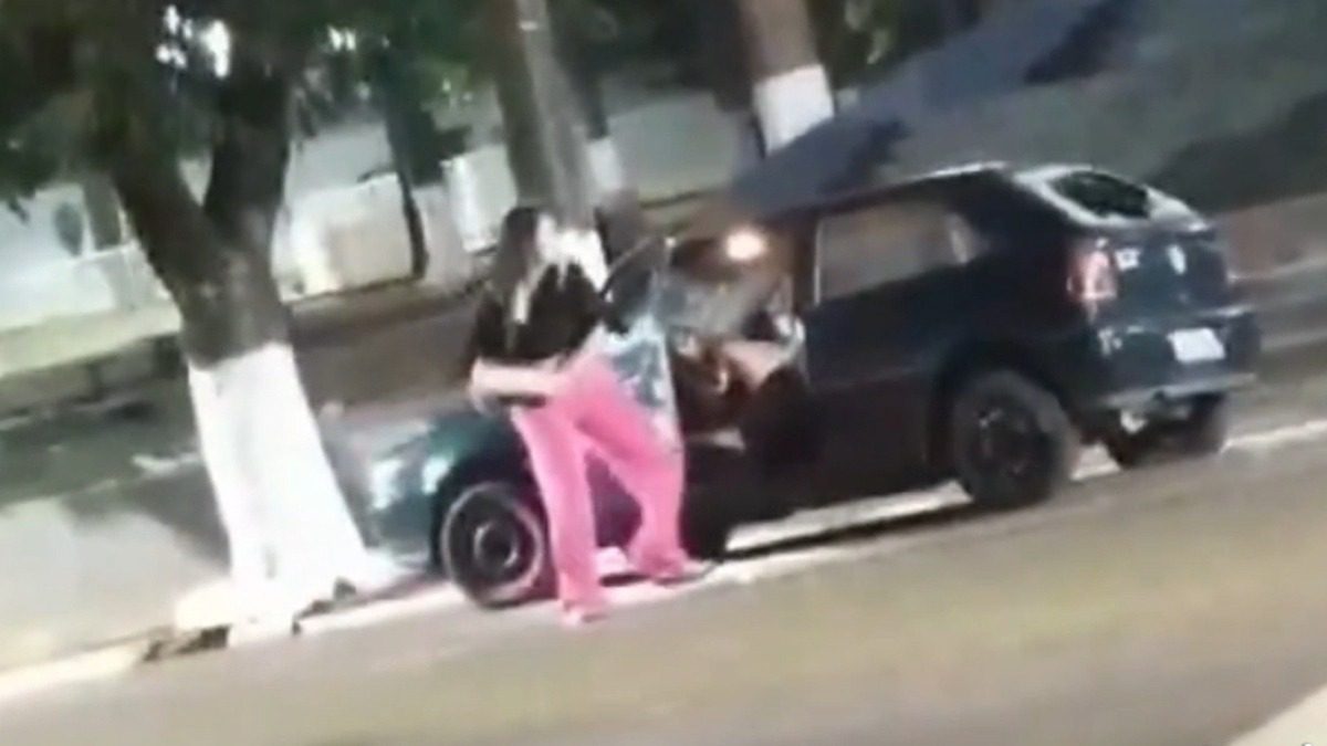 Mulher destrói carro do ex durante briga no Paraná e ‘público’ se diverte; assista ao vídeo