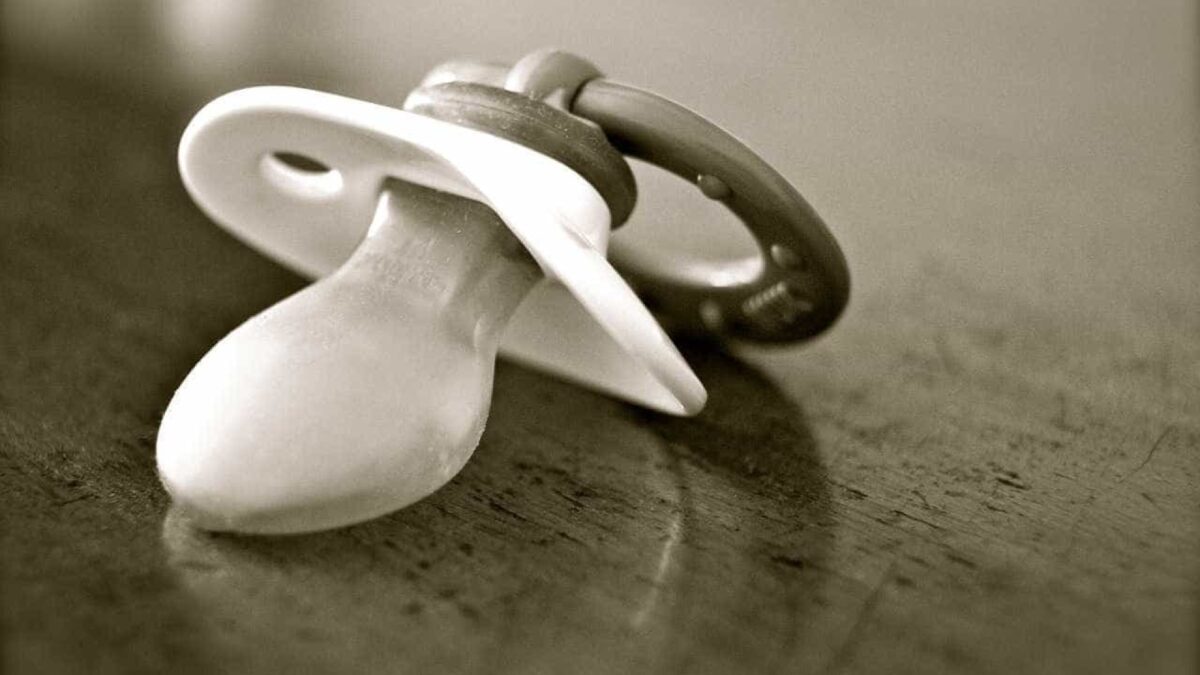 Bebê de 1 ano morre enforcado com corda de chupeta enquanto mãe trabalhava